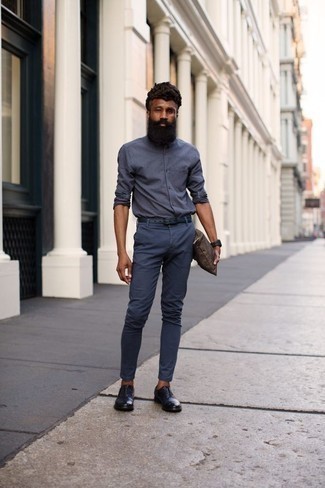 Blaue Leder Oxford Schuhe kombinieren – 60 Herren Outfits: Kombinieren Sie ein dunkelblaues Langarmhemd mit einer dunkelblauen Chinohose für ein bequemes Outfit, das außerdem gut zusammen passt. Ergänzen Sie Ihr Outfit mit blauen Leder Oxford Schuhen, um Ihr Modebewusstsein zu zeigen.