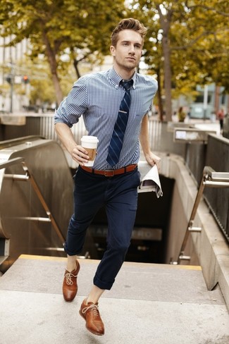 Vertikal gestreifte Krawatte kombinieren – 309 Herren Outfits: Kombinieren Sie ein weißes und dunkelblaues Langarmhemd mit Vichy-Muster mit einer vertikal gestreiften Krawatte für Drinks nach der Arbeit. Fühlen Sie sich ideenreich? Ergänzen Sie Ihr Outfit mit braunen Leder Oxford Schuhen.
