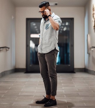Welche Oxford Schuhe mit hellblauen Langarmhemdes zu tragen – 38 Smart-Casual Herren Outfits warm Wetter: Die Kombination von einem hellblauen Langarmhemd und einer dunkelbraunen Chinohose erlaubt es Ihnen, Ihren Freizeitstil klar und einfach zu halten. Fühlen Sie sich mutig? Ergänzen Sie Ihr Outfit mit Oxford Schuhen.