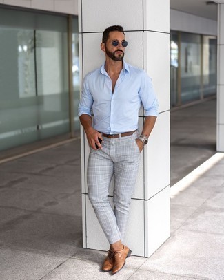Blaue Sonnenbrille kombinieren – 500+ Herren Outfits: Ein hellblaues Langarmhemd und eine blaue Sonnenbrille sind eine perfekte Outfit-Formel für Ihre Sammlung. Braune Leder Oxford Schuhe sind eine einfache Möglichkeit, Ihren Look aufzuwerten.