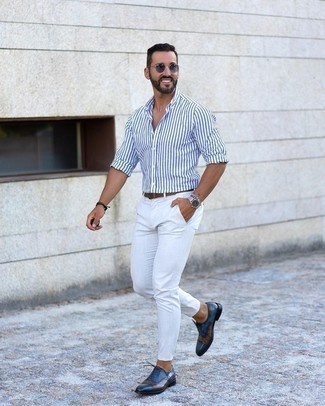 Blaue Sonnenbrille kombinieren – 500+ Herren Outfits: Entscheiden Sie sich für ein weißes und dunkelblaues vertikal gestreiftes Langarmhemd und eine blaue Sonnenbrille für einen entspannten Wochenend-Look. Fühlen Sie sich mutig? Komplettieren Sie Ihr Outfit mit dunkelblauen Leder Oxford Schuhen.