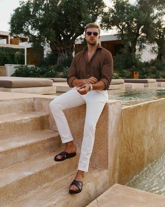Sandalen kombinieren – 500+ Herren Outfits: Kombinieren Sie ein braunes Langarmhemd mit einer weißen Chinohose für ein großartiges Wochenend-Outfit. Sandalen leihen Originalität zu einem klassischen Look.
