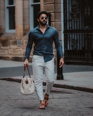Weiße Segeltuch Sporttasche kombinieren – 13 Herren Outfits: Für ein bequemes Couch-Outfit, erwägen Sie das Tragen von einem dunkelblauen Langarmhemd und einer weißen Segeltuch Sporttasche. Fühlen Sie sich ideenreich? Komplettieren Sie Ihr Outfit mit braunen Ledersandalen.