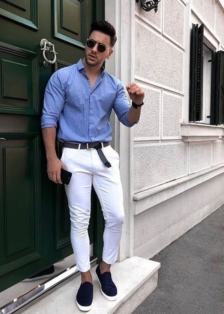 Blaue Slip-On Sneakers kombinieren – 133 Herren Outfits: Paaren Sie ein hellblaues Langarmhemd mit einer weißen Chinohose für ein großartiges Wochenend-Outfit. Dieses Outfit passt hervorragend zusammen mit blauen Slip-On Sneakers.