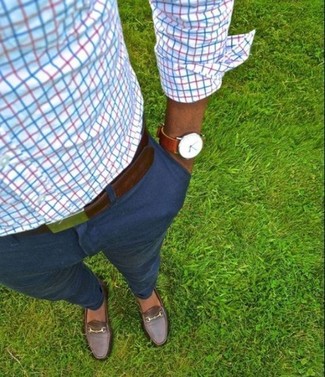 Mehrfarbiges Langarmhemd mit Schottenmuster kombinieren – 319 Herren Outfits: Kombinieren Sie ein mehrfarbiges Langarmhemd mit Schottenmuster mit einer dunkelblauen Chinohose für ein großartiges Wochenend-Outfit. Fühlen Sie sich mutig? Entscheiden Sie sich für dunkelbraunen Leder Slipper.