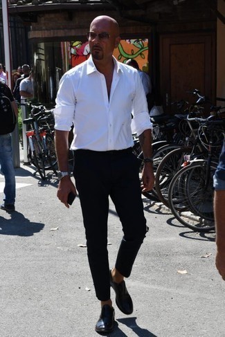 40 Jährige: Uhr kombinieren – 500+ Smart-Casual Herren Outfits: Kombinieren Sie ein weißes Langarmhemd mit einer Uhr für einen entspannten Wochenend-Look. Komplettieren Sie Ihr Outfit mit schwarzen Leder Slippern, um Ihr Modebewusstsein zu zeigen.