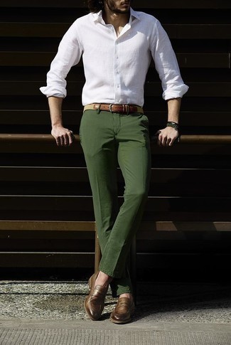 Wie dunkelgrüne Hose mit weißen Hemdes zu kombinieren – 15 Herren Outfits heiß Wetter: Die Kombination von einem weißen Hemd und einer dunkelgrünen Hose erlaubt es Ihnen, Ihren Freizeitstil klar und einfach zu halten. Fühlen Sie sich ideenreich? Komplettieren Sie Ihr Outfit mit braunen Leder Slippern.
