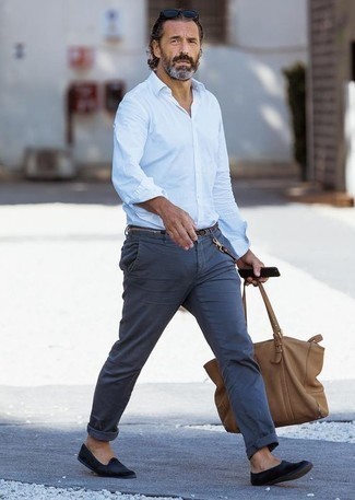 40 Jährige: Braune Taschen kombinieren – 81 Smart-Casual Herren Outfits: Ein hellblaues Langarmhemd und braune Taschen sind eine perfekte Wochenend-Kombination. Entscheiden Sie sich für dunkelblauen Samt Slipper, um Ihr Modebewusstsein zu zeigen.