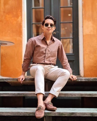 Goldene Uhr kombinieren – 500+ Herren Outfits: Erwägen Sie das Tragen von einem rosa Langarmhemd und einer goldenen Uhr für einen entspannten Wochenend-Look. Wählen Sie braunen Wildleder Slipper, um Ihr Modebewusstsein zu zeigen.