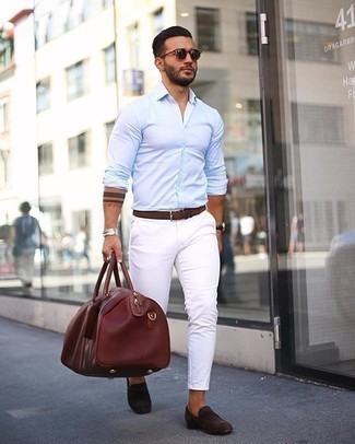 Reisetasche kombinieren – 500+ Herren Outfits: Kombinieren Sie ein hellblaues Langarmhemd mit einer Reisetasche für einen entspannten Wochenend-Look. Fühlen Sie sich mutig? Vervollständigen Sie Ihr Outfit mit dunkelbraunen Wildleder Slippern.