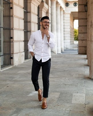 Wie Hose mit Schuhe zu kombinieren – 500+ Smart-Casual Herren Outfits heiß Wetter: Kombinieren Sie ein weißes Leinen Langarmhemd mit einer Hose für ein bequemes Outfit, das außerdem gut zusammen passt. Braune Leder Slipper putzen umgehend selbst den bequemsten Look heraus.
