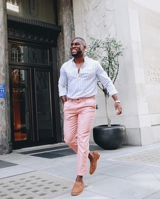 Rosa Chinohose kombinieren – 67 Smart-Casual Herren Outfits: Kombinieren Sie ein weißes vertikal gestreiftes Langarmhemd mit einer rosa Chinohose für einen bequemen Alltags-Look. Machen Sie Ihr Outfit mit beige Wildleder Slippern eleganter.