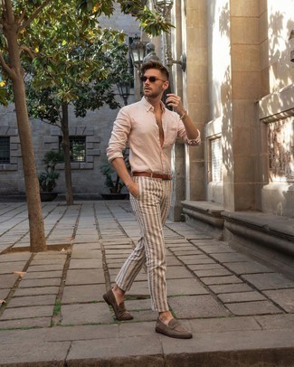 Rosa Langarmhemd kombinieren – 270 Herren Outfits: Kombinieren Sie ein rosa Langarmhemd mit einer weißen vertikal gestreiften Chinohose für ein Alltagsoutfit, das Charakter und Persönlichkeit ausstrahlt. Ergänzen Sie Ihr Outfit mit braunen Wildleder Slippern, um Ihr Modebewusstsein zu zeigen.