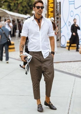 40 Jährige: Bandana kombinieren – 32 Smart-Casual Herren Outfits warm Wetter: Kombinieren Sie ein weißes Langarmhemd mit einem Bandana für einen entspannten Wochenend-Look. Fühlen Sie sich ideenreich? Vervollständigen Sie Ihr Outfit mit dunkelbraunen Leder Slippern.