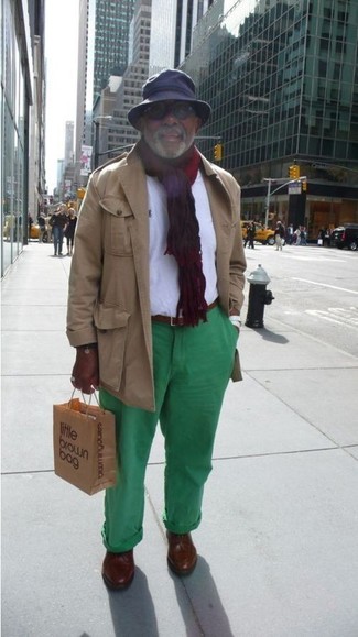 Grüne Chinohose kombinieren – 186 Herren Outfits: Kombinieren Sie ein weißes Langarmhemd mit einer grünen Chinohose, um einen lockeren, aber dennoch stylischen Look zu erhalten. Fügen Sie braunen Leder Slipper für ein unmittelbares Style-Upgrade zu Ihrem Look hinzu.