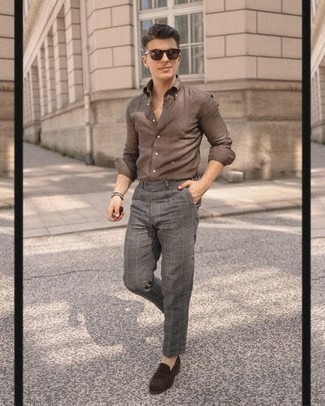 Welche Langarmhemden mit grauer Chinohose zu tragen – 500+ Herren Outfits: Kombinieren Sie ein Langarmhemd mit einer grauen Chinohose, um einen lockeren, aber dennoch stylischen Look zu erhalten. Fühlen Sie sich mutig? Entscheiden Sie sich für dunkelbraunen Wildleder Slipper.