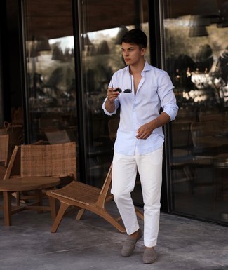 Weiße und blaue Hose kombinieren – 1200+ Sommer Herren Outfits: Entscheiden Sie sich für ein hellblaues Langarmhemd und eine weiße und blaue Hose für ein bequemes Outfit, das außerdem gut zusammen passt. Fühlen Sie sich ideenreich? Wählen Sie grauen Wildleder Slipper. Das Outfit ist der pure Sommer.