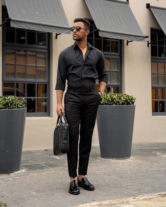 Schwarzes Langarmhemd kombinieren – 500+ Herren Outfits: Erwägen Sie das Tragen von einem schwarzen Langarmhemd und einer schwarzen Chinohose für einen bequemen Alltags-Look. Fühlen Sie sich ideenreich? Komplettieren Sie Ihr Outfit mit schwarzen Leder Slippern.