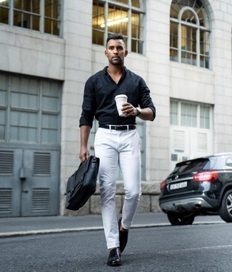 Aktentasche kombinieren – 500+ Herren Outfits: Erwägen Sie das Tragen von einem schwarzen Langarmhemd und einer Aktentasche für einen entspannten Wochenend-Look. Schwarze Leder Slipper bringen Eleganz zu einem ansonsten schlichten Look.