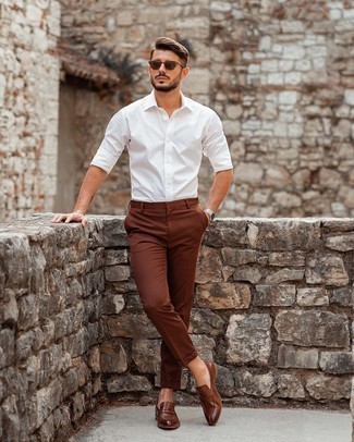 Braune Leder Slipper kombinieren – 1200+ Herren Outfits: Vereinigen Sie ein weißes Langarmhemd mit einer braunen Chinohose, um einen lockeren, aber dennoch stylischen Look zu erhalten. Fühlen Sie sich ideenreich? Komplettieren Sie Ihr Outfit mit braunen Leder Slippern.