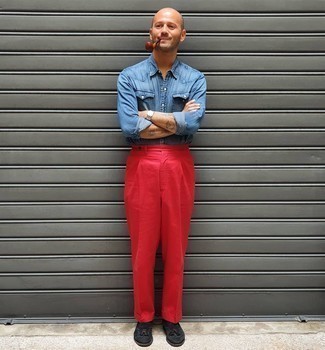 Hemd kombinieren – 500+ Herren Outfits: Die Vielseitigkeit von einem Hemd und einer roten Chinohose machen sie zu einer lohnenswerten Investition. Schalten Sie Ihren Kleidungsbestienmodus an und machen schwarzen Wildleder Slipper mit Quasten zu Ihrer Schuhwerkwahl.