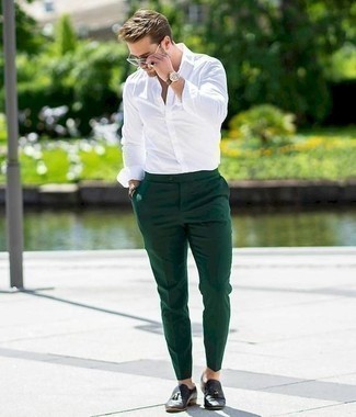 30 Jährige: Welche Slipper mit olivgrüner Chinohose zu tragen – 189 Herren Outfits: Die Kombination von einem weißen Langarmhemd und einer olivgrünen Chinohose erlaubt es Ihnen, Ihren Freizeitstil klar und einfach zu halten. Fühlen Sie sich ideenreich? Komplettieren Sie Ihr Outfit mit Slippern.