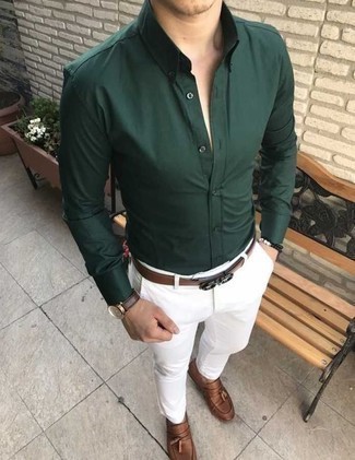 Olivgrünes Langarmhemd kombinieren – 241 Smart-Casual Herren Outfits: Kombinieren Sie ein olivgrünes Langarmhemd mit einer weißen Chinohose, um mühelos alles zu meistern, was auch immer der Tag bringen mag. Fühlen Sie sich mutig? Entscheiden Sie sich für braunen Leder Slipper mit Quasten.