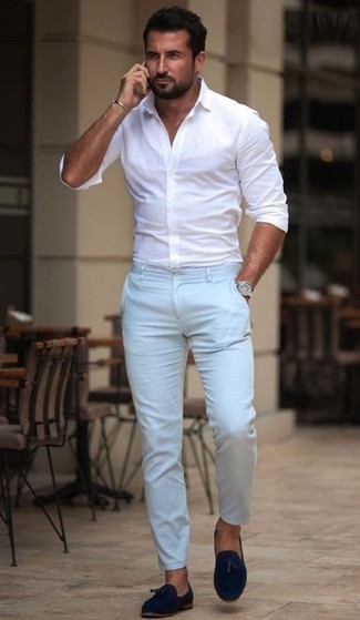 Welche Slipper mit Quasten mit hellblauer Chinohose zu tragen – 21 Herren Outfits: Paaren Sie ein weißes Langarmhemd mit einer hellblauen Chinohose, um einen lockeren, aber dennoch stylischen Look zu erhalten. Fühlen Sie sich ideenreich? Ergänzen Sie Ihr Outfit mit Slippern mit Quasten.