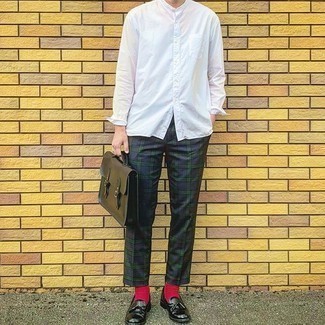 Aktentasche kombinieren – 500+ Herren Outfits: Kombinieren Sie ein weißes Langarmhemd mit einer Aktentasche für einen entspannten Wochenend-Look. Fühlen Sie sich mutig? Wählen Sie schwarzen Leder Slipper mit Quasten.