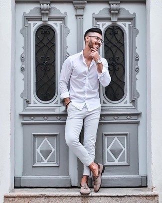 Welche Langarmhemden mit hellbeige Slipper zu tragen – 183 Herren Outfits: Kombinieren Sie ein Langarmhemd mit einer weißen Chinohose, um einen lockeren, aber dennoch stylischen Look zu erhalten. Wählen Sie hellbeige Slipper, um Ihr Modebewusstsein zu zeigen.