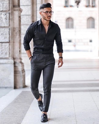 Schwarze Leder Slipper mit Quasten kombinieren – 500+ Herren Outfits: Erwägen Sie das Tragen von einem schwarzen Langarmhemd und einer dunkelgrauen Chinohose für ein großartiges Wochenend-Outfit. Fühlen Sie sich ideenreich? Komplettieren Sie Ihr Outfit mit schwarzen Leder Slippern mit Quasten.