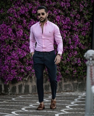 Rosa Langarmhemd kombinieren – 270 Herren Outfits: Kombinieren Sie ein rosa Langarmhemd mit einer dunkelblauen Chinohose, um einen lockeren, aber dennoch stylischen Look zu erhalten. Fühlen Sie sich ideenreich? Entscheiden Sie sich für braunen Leder Slipper mit Quasten.