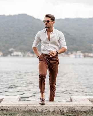 Braune Leder Slipper mit Quasten kombinieren – 500+ Smart-Casual Herren Outfits: Kombinieren Sie ein weißes Langarmhemd mit einer braunen Chinohose, um einen lockeren, aber dennoch stylischen Look zu erhalten. Fühlen Sie sich mutig? Ergänzen Sie Ihr Outfit mit braunen Leder Slippern mit Quasten.
