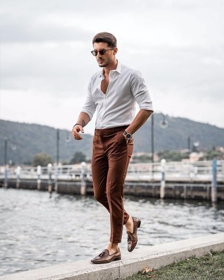 Braune Leder Slipper mit Quasten kombinieren – 500+ Smart-Casual Herren Outfits: Kombinieren Sie ein weißes Langarmhemd mit einer braunen Chinohose für ein großartiges Wochenend-Outfit. Fühlen Sie sich ideenreich? Komplettieren Sie Ihr Outfit mit braunen Leder Slippern mit Quasten.