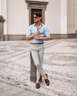 Braunen geflochtenen Gürtel kombinieren – 500+ Herren Outfits: Für ein bequemes Couch-Outfit, vereinigen Sie ein hellblaues Langarmhemd mit einem braunen geflochtenen Gürtel. Fühlen Sie sich ideenreich? Vervollständigen Sie Ihr Outfit mit braunen Leder Slippern mit Quasten.