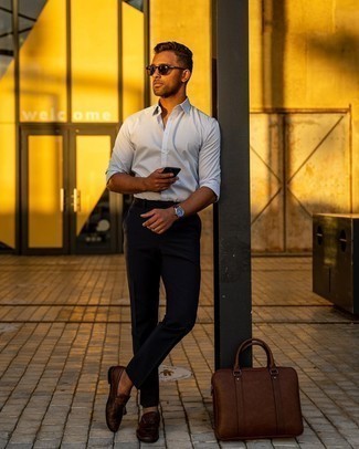 Wie schwarze Hose mit brauner Schuhe zu kombinieren – 500+ Smart-Casual Herren Outfits: Kombinieren Sie ein weißes Langarmhemd mit einer schwarzen Hose, um mühelos alles zu meistern, was auch immer der Tag bringen mag. Fühlen Sie sich mutig? Entscheiden Sie sich für dunkelbraunen Leder Slipper mit Quasten.
