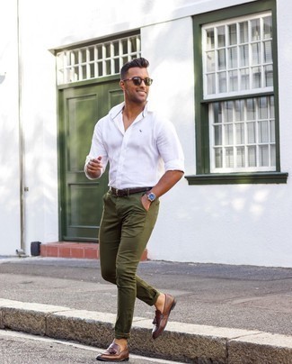 Olivgrüne Sonnenbrille kombinieren – 500+ Herren Outfits: Kombinieren Sie ein weißes Langarmhemd mit einer olivgrünen Sonnenbrille für einen entspannten Wochenend-Look. Fühlen Sie sich ideenreich? Ergänzen Sie Ihr Outfit mit dunkelbraunen Leder Slippern mit Quasten.