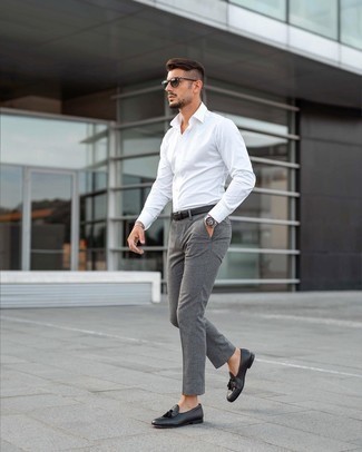 Graue Chinohose kombinieren – 500+ Smart-Casual Herren Outfits: Kombinieren Sie ein weißes Langarmhemd mit einer grauen Chinohose für einen bequemen Alltags-Look. Putzen Sie Ihr Outfit mit schwarzen Leder Slippern mit Quasten.