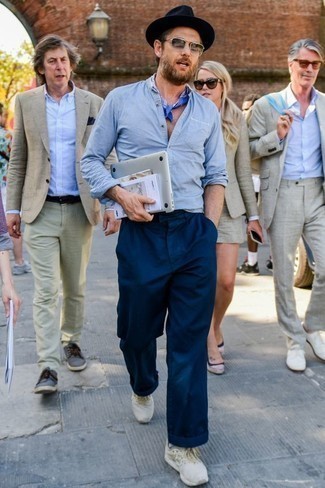30 Jährige: Graue Sonnenbrille kombinieren – 500+ Herren Outfits: Für ein bequemes Couch-Outfit, vereinigen Sie ein hellblaues Langarmhemd mit einer grauen Sonnenbrille. Dieses Outfit passt hervorragend zusammen mit weißen Sportschuhen.