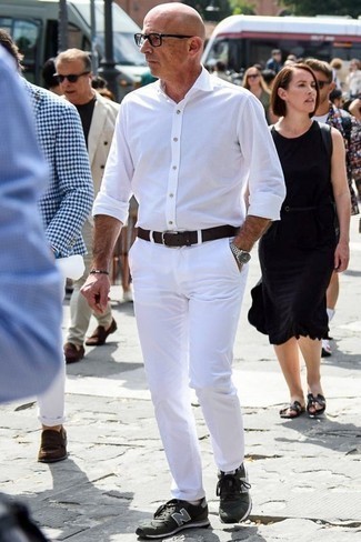 Weiße Sneakersocken kombinieren – 547+ Herren Outfits: Ein weißes Langarmhemd und weiße Sneakersocken sind das Outfit Ihrer Wahl für faule Tage. Dieses Outfit passt hervorragend zusammen mit dunkelgrauen Sportschuhen.