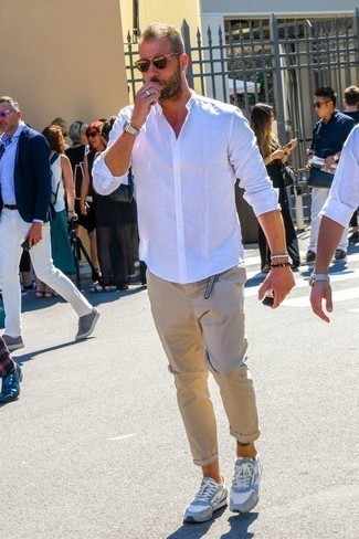 Weißes Armband kombinieren – 259 Herren Outfits: Kombinieren Sie ein weißes Langarmhemd mit einem weißen Armband für einen entspannten Wochenend-Look. Graue Sportschuhe sind eine perfekte Wahl, um dieses Outfit zu vervollständigen.