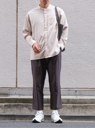 Braune Shopper Tasche kombinieren – 114 Casual Herren Outfits: Ein hellbeige Langarmhemd und eine braune Shopper Tasche sind eine perfekte Wochenend-Kombination. Vervollständigen Sie Ihr Look mit weißen Sportschuhen.