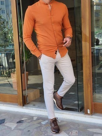 Beige Uhr kombinieren – 500+ Herren Outfits: Für ein bequemes Couch-Outfit, kombinieren Sie ein orange Langarmhemd mit einer beige Uhr. Vervollständigen Sie Ihr Look mit dunkelbraunen Sportschuhen.