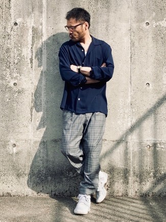 graue Chinohose mit Schottenmuster von Cipo & Baxx