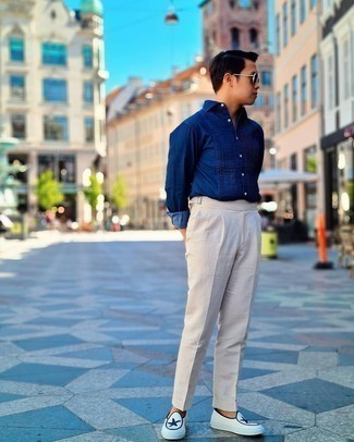 20 Jährige: Dunkelblaues Hemd kombinieren – 86 Elegante Herren Outfits: Kombinieren Sie ein dunkelblaues Hemd mit einer hellbeige Anzughose für einen stilvollen, eleganten Look. Weiße Leder Slipper putzen umgehend selbst den bequemsten Look heraus.
