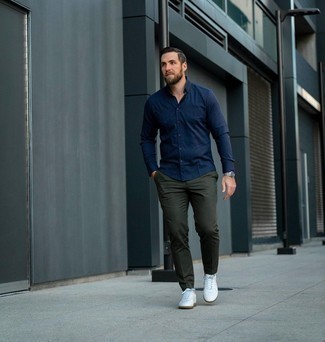 30 Jährige: Blaues Langarmhemd kombinieren – 500+ Sommer Herren Outfits: Entscheiden Sie sich für ein blaues Langarmhemd und eine olivgrüne Chinohose, um mühelos alles zu meistern, was auch immer der Tag bringen mag. Wenn Sie nicht durch und durch formal auftreten möchten, wählen Sie weißen Leder niedrige Sneakers. Das Outfit ist mega und passt super zum Sommer.