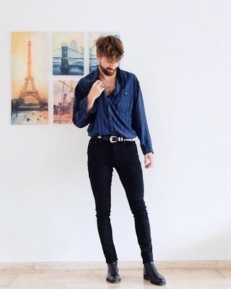 Wie schwarze enge Jeans mit schwarzer Chelsea Boots aus Leder zu kombinieren – 206 Herren Outfits: Kombinieren Sie ein dunkelblaues vertikal gestreiftes Langarmhemd mit schwarzen engen Jeans für einen entspannten Wochenend-Look. Entscheiden Sie sich für schwarzen Chelsea Boots aus Leder, um Ihr Modebewusstsein zu zeigen.