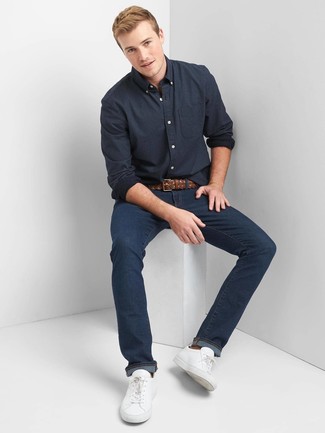 Wie dunkelblaues gepunktetes Langarmhemd mit dunkelblauer Jeans zu kombinieren – 6 Sommer Herren Outfits: Erwägen Sie das Tragen von einem dunkelblauen gepunkteten Langarmhemd und dunkelblauen Jeans, um mühelos alles zu meistern, was auch immer der Tag bringen mag. Weiße Leder niedrige Sneakers sind eine kluge Wahl, um dieses Outfit zu vervollständigen. Ein tolles Sommer-Outfit.