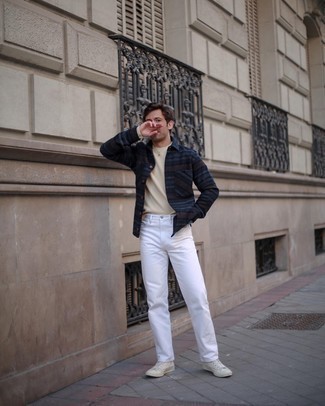Beige Langarmshirt kombinieren – 92 Herren Outfits: Tragen Sie ein beige Langarmshirt und weißen Jeans für ein großartiges Wochenend-Outfit. Fühlen Sie sich mutig? Wählen Sie weißen hohe Sneakers aus Segeltuch.