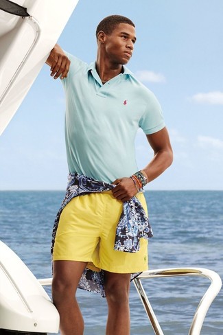 Senf Shorts kombinieren – 133 Herren Outfits: Vereinigen Sie ein dunkelblaues Langarmhemd mit Blumenmuster mit senf Shorts für ein großartiges Wochenend-Outfit.